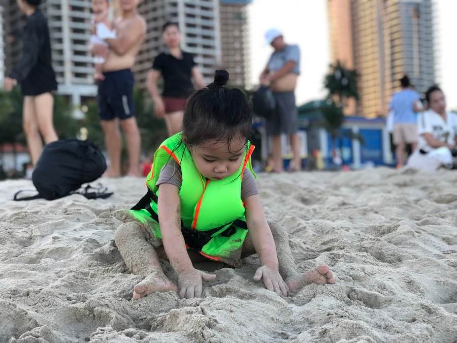 Một em nhỏ đang nghịch cát. Một em nhỏ đang nghịch cát.