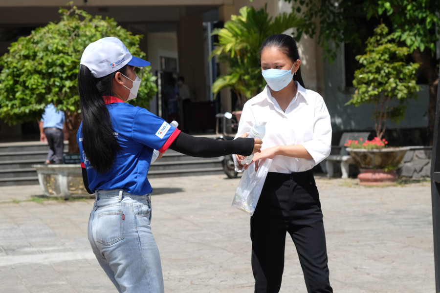 Các tình nguyện viên tặng nước cho thí sinh sau khi ra khỏi phòng thi.