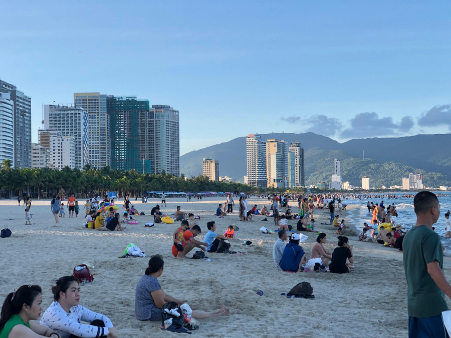 Còn tại bãi biển Phạm Văn Đồng, trong chiều 1/9, đã có hàng ngàn người dân và du khách đến tắm biển. Còn tại bãi biển Phạm Văn Đồng, trong chiều 1/9, đã có hàng ngàn người dân và du khách đến tắm biển.