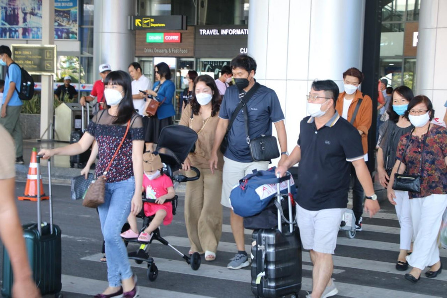 Theo Sở Du lịch TP. Đà Nẵng dự kiến, từ ngày 31/8 đến ngày 4/9, có khoảng 531 chuyến bay nội địa và quốc tế đến Đà Nẵng với khoảng 60.300 lượt khách. Trong đó có 436 chuyến bay nội địa với khoảng 47.000 lượt khách, 95 chuyến bay quốc tế với khoảng 13.300 lượt khách. Trong ảnh là du khách đến Đà Nẵng tại Sân bay Quốc tế Đà Nẵng. Theo Sở Du lịch TP. Đà Nẵng dự kiến, từ ngày 31/8 đến ngày 4/9, có khoảng 531 chuyến bay nội địa và quốc tế đến Đà Nẵng với khoảng 60.300 lượt khách. Trong đó có 436 chuyến bay nội địa với khoảng 47.000 lượt khách, 95 chuyến bay quốc tế với khoảng 13.300 lượt khách. Trong ảnh là du khách đến Đà Nẵng tại Sân bay Quốc tế Đà Nẵng.