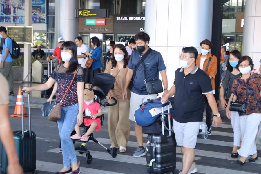 Theo Sở Du lịch TP. Đà Nẵng dự kiến, từ ngày 31/8 đến ngày 4/9, có khoảng 531 chuyến bay nội địa và quốc tế đến Đà Nẵng với khoảng 60.300 lượt khách. Trong đó có 436 chuyến bay nội địa với khoảng 47.000 lượt khách, 95 chuyến bay quốc tế với khoảng 13.300 lượt khách. Trong ảnh là du khách đến Đà Nẵng tại Sân bay Quốc tế Đà Nẵng.