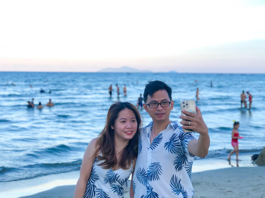Một đôi bạn trẻ selfie tại bãi biển Phạm Văn Đồng. Một đôi bạn trẻ selfie tại bãi biển Phạm Văn Đồng.