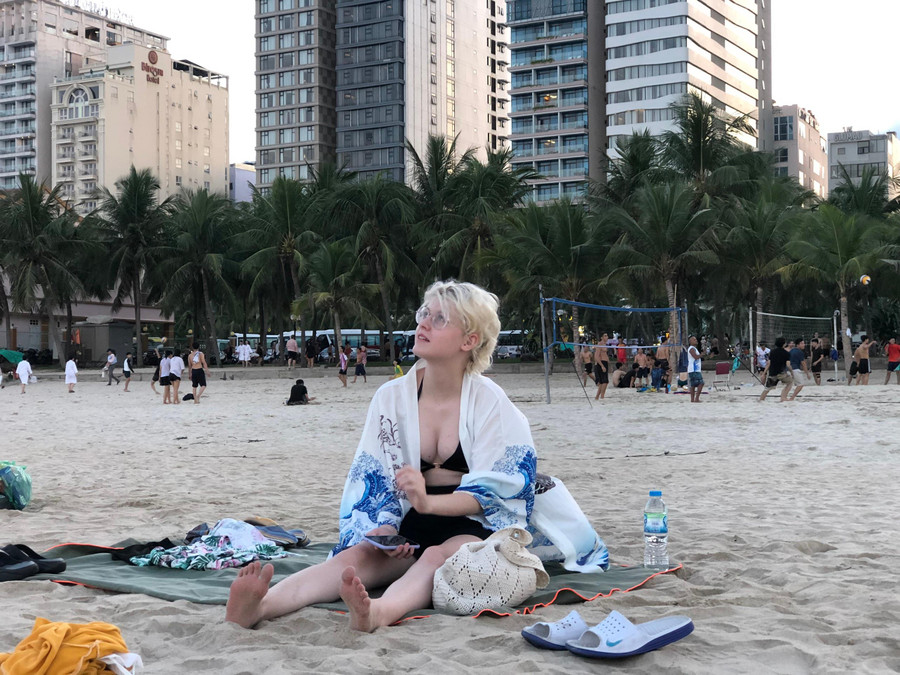 Các du khách nước ngoài cũng xuất hiện tại các bãi biển trong dịp nghỉ lễ. Các du khách nước ngoài cũng xuất hiện tại các bãi biển trong dịp nghỉ lễ.