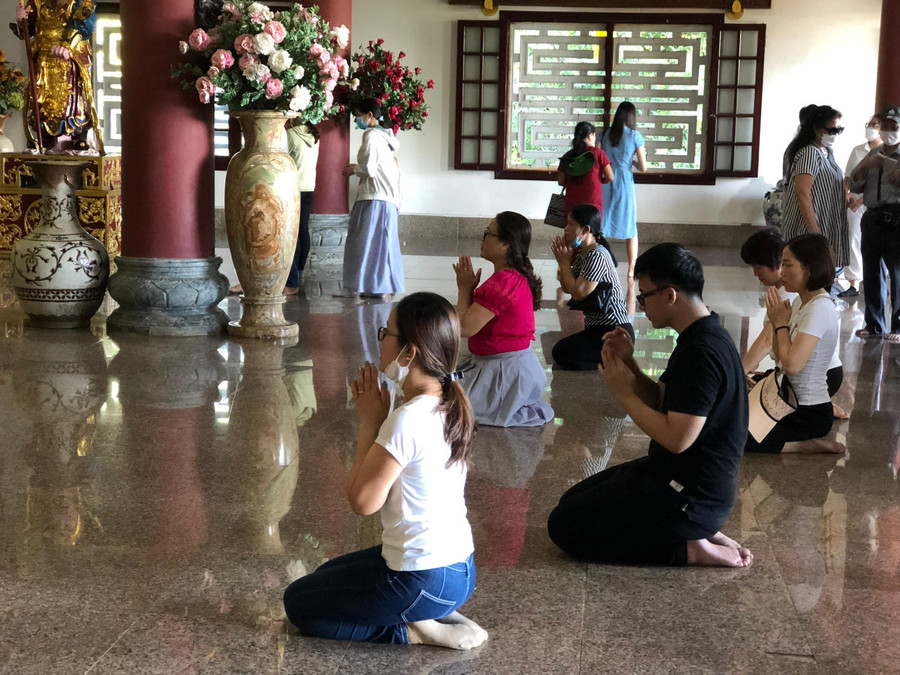 Thành tâm cầu nguyện. Thành tâm cầu nguyện.