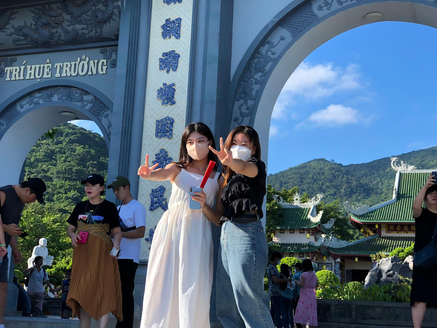 Hai bạn trẻ tranh thủ check-in trước khi vào Chùa Linh Ứng. Hai bạn trẻ tranh thủ check-in trước khi vào Chùa Linh Ứng.