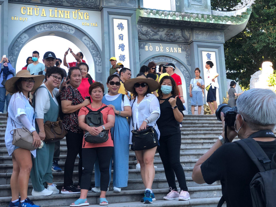 Các du khách Hàn Quốc tranh thủ ghi lại kỷ niệm nhân dịp đến du lịch tại Đà Nẵng và tham quan chùa Linh Ứng. Các du khách Hàn Quốc tranh thủ ghi lại kỷ niệm nhân dịp đến du lịch tại Đà Nẵng và tham quan chùa Linh Ứng.