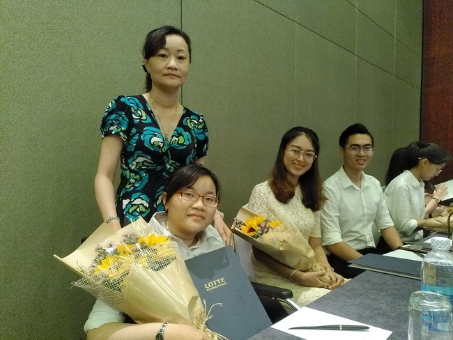 Em Phạm Hồng Thanh Vi - SV năm 4, khoa Ngôn ngữ Anh trường ĐH HUFLIT chụp hình cùng với mẹ và các bạn. Thanh Vi rất vui mừng cho biết "đây là lần thứ 2 em được nhận học bổng LOTTE" Em Phạm Hồng Thanh Vi - SV năm 4, khoa Ngôn ngữ Anh trường ĐH HUFLIT chụp hình cùng với mẹ và các bạn. Thanh Vi rất vui mừng cho biết "đây là lần thứ 2 em được nhận học bổng LOTTE"