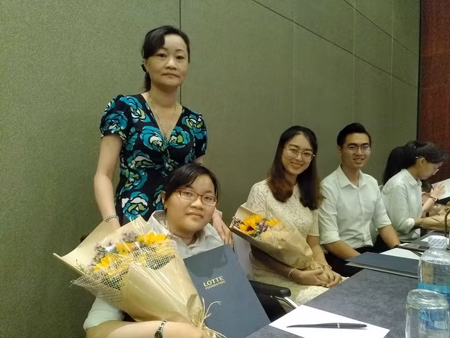 Em Phạm Hồng Thanh Vi - SV năm 4, khoa Ngôn ngữ Anh trường ĐH HUFLIT chụp hình cùng với mẹ và các bạn. Thanh Vi rất vui mừng cho biết "đây là lần thứ 2 em được nhận học bổng LOTTE"