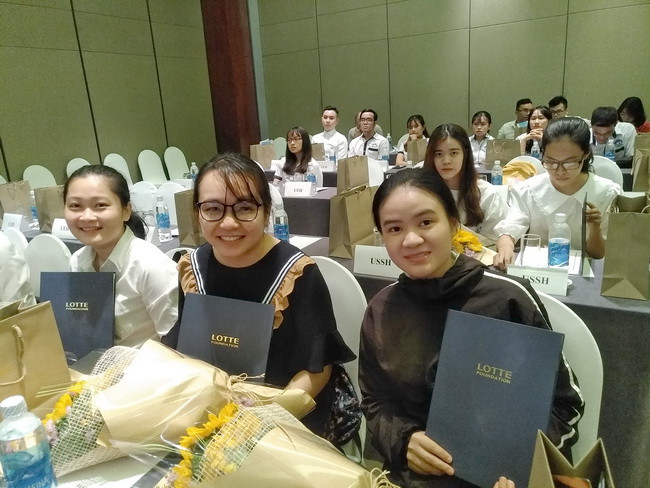 Niềm vui của các nữ sinh xuất sắc trường ĐH Khoa học Xã hội và Nhân văn TPHCM khi nhận được học bổng LOTTE. Niềm vui của các nữ sinh xuất sắc trường ĐH Khoa học Xã hội và Nhân văn TPHCM khi nhận được học bổng LOTTE.