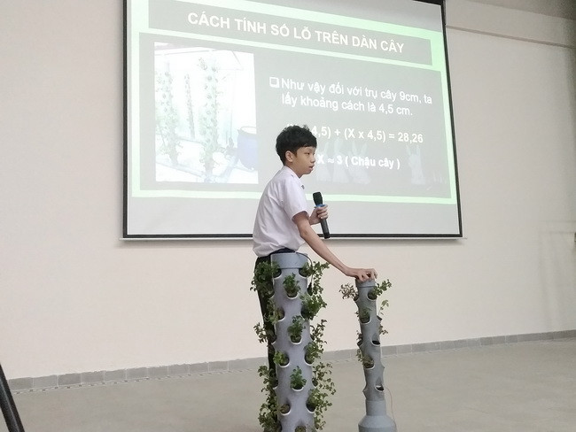 Học sinh trình bày cách tính số lỗ đặt chậu cây trên trụ đứng.