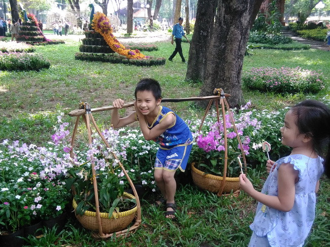 Nghỉ lễ các bé được phụ huynh đưa đi trải nghiệm tại Festival Hoa lan.