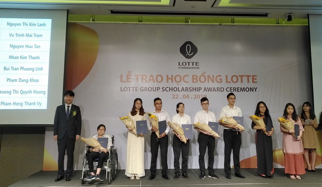 Đại diện Quỹ LOTTE Foundation trao học bổng cho các SV xuất sắc trường ĐH Ngoại ngữ - Tin học TPHCM (HUFLIT). Đại diện Quỹ LOTTE Foundation trao học bổng cho các SV xuất sắc trường ĐH Ngoại ngữ - Tin học TPHCM (HUFLIT).