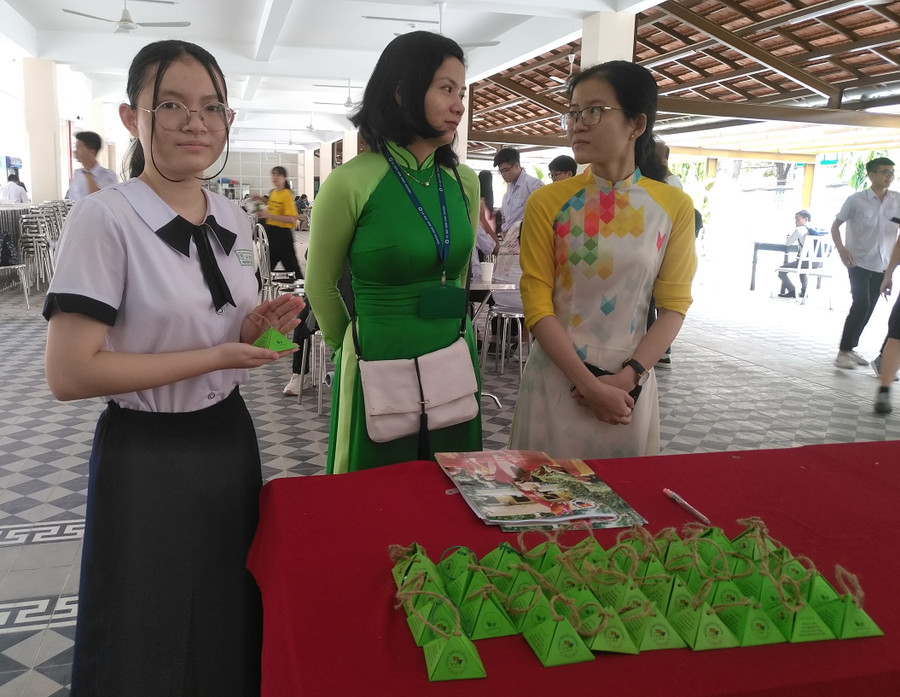 Ngoài việc trồng cây khí canh giúp cải thiện không khi các em học sinh còn biết nguyên lý tách chiết xuất tinh dầu và tiến hành tách tinh dầu từ cây bạc hà làm quà tặng cho khách tham quan dự án.