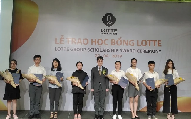 Ông Wee Joon Seok – Phó Tổng Lãnh sự quán Hàn Quốc tại TPHCM trao học bổng LOTTE cho các SV xuất sắc của trường ĐH Khoa học Xã hội và Nhân văn TPHCM.