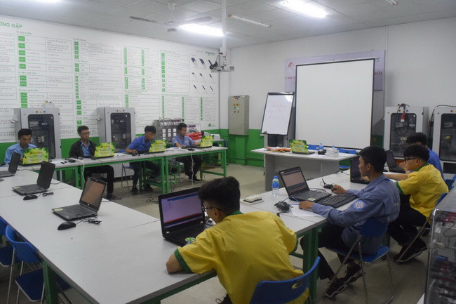 Các thí sinh đang làm bài thi.