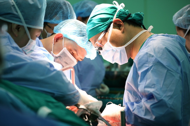 Ê kíp bác sĩ BV ĐHYD đang phẫu thuật ghép gan cho bệnh nhân- (Ảnh BVCC). Ê kíp bác sĩ BV ĐHYD đang phẫu thuật ghép gan cho bệnh nhân- (Ảnh BVCC).