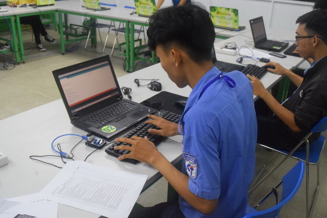 Các sinh viên đang tham gia phần thi lắp ráp và lập trình vi điều khiển.
