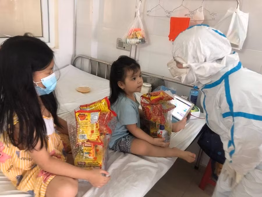 Quà "đặc biệt" các y, bác sĩ tặng cháu nhỏ mắc Covid-19 nhân Quốc tế Thiếu nhi.