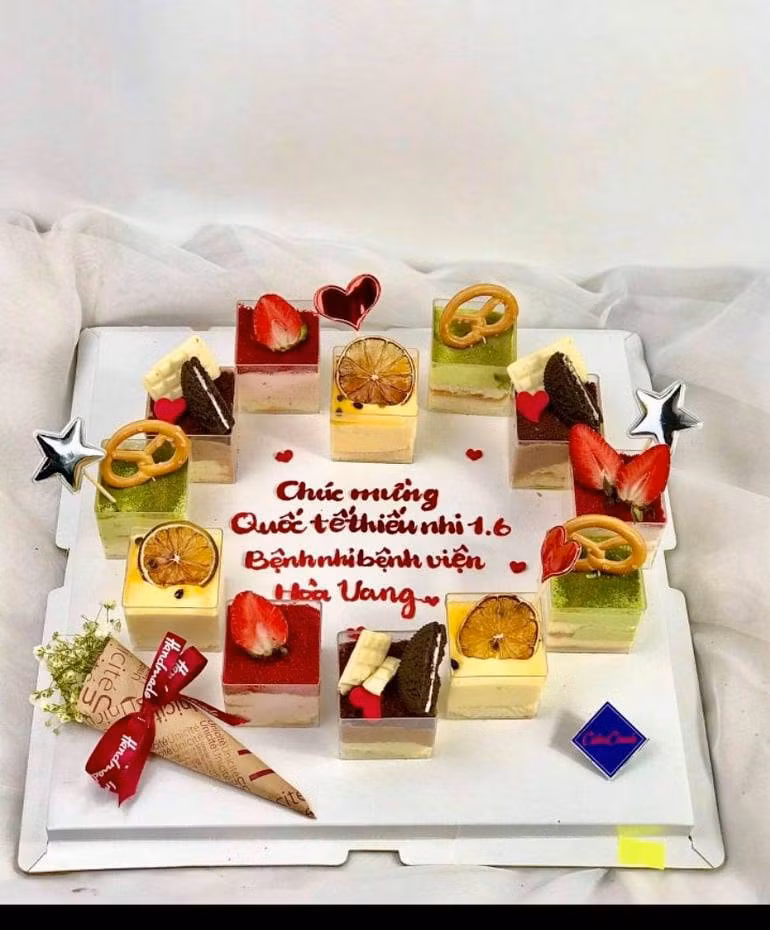 Chiếc bánh kem do các y bác sĩ Trung tâm y tế Hòa Vang, TP Đà Nẵng tặng các cháu nhân ngày Quốc tế thiếu nhi 1/6.