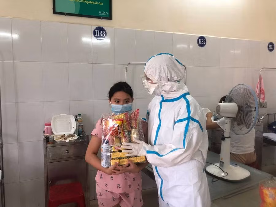 Các y bác sĩ tặng quà nhân ngày 1/6 cho những em nhỏ mắc Covid-19 đang điều trị tại các bệnh viện. 