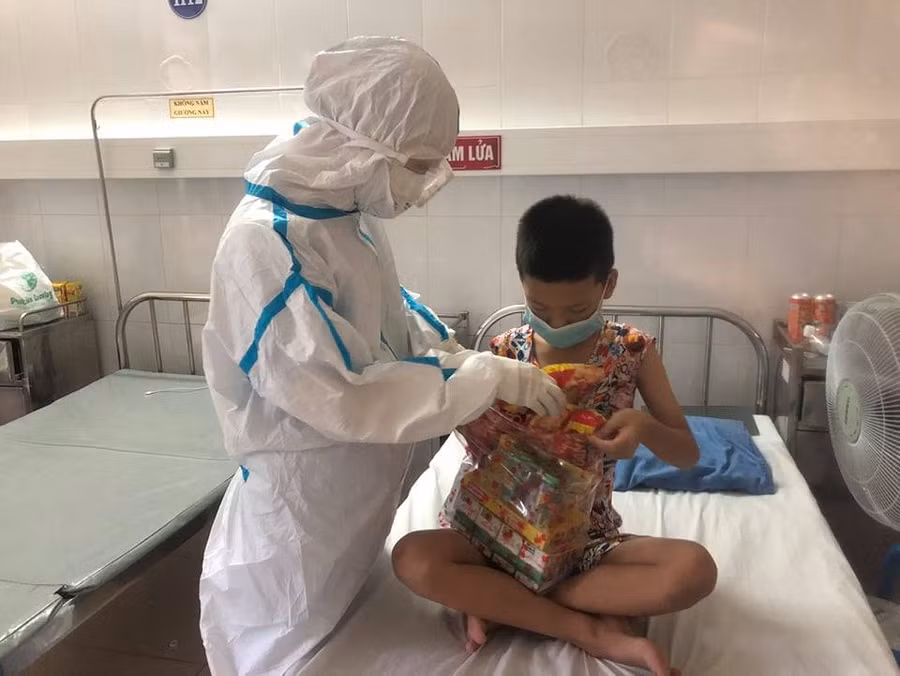 Những phần quà nhỏ nhằm động viên các cháu nơi đây.