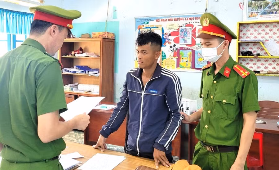 Công an tống đạt quyết định khởi tố vụ án, khởi tố bị can và bắt tạm giam đối với Mai Thành. Ảnh: Công an. 