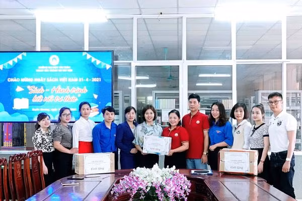 Nhà giáo Trần Thị Nguyên - Phó Hiệu trưởng Trường Phổ thông Tuyên Quang trao tặng sách cho TS Lê Kim Anh - Giám đốc Trung tâm Thông tin Thư viện Trường Đại học Tân Trào.