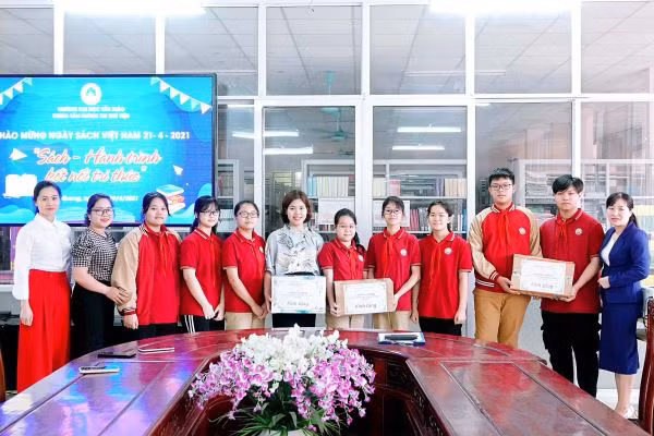 Đại diện học sinh Trường Phổ thông Tuyên Quang trao tặng sách tại Trung tâm Thông tin Thư viện Trường Đại học Tân Trào