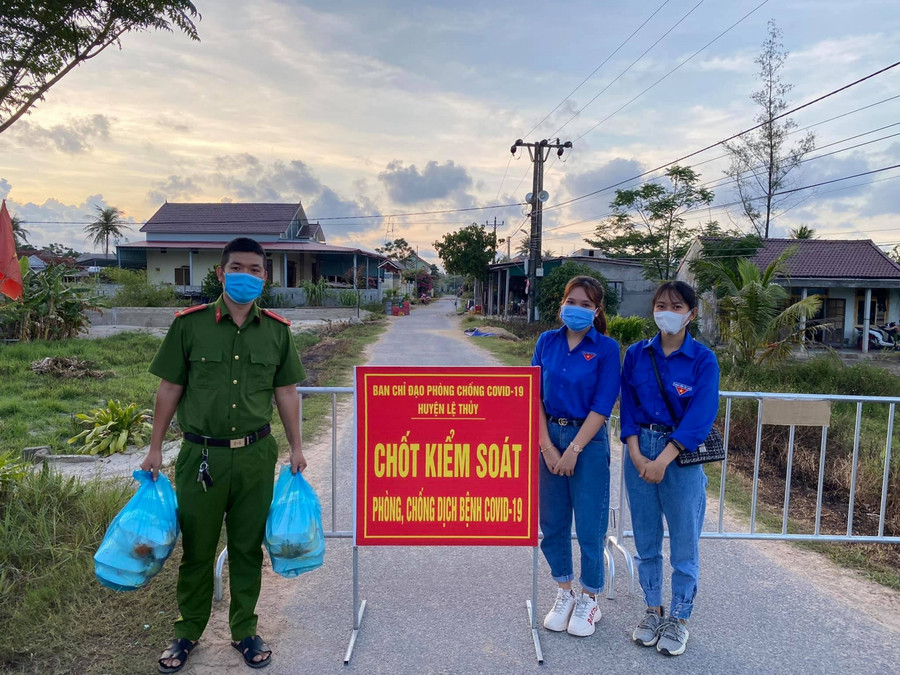 Các đoàn cơ sở chung tay nấu cơm gửi tặng các chốt trực và người dân khu cách ly ( Ảnh: Mai Phương). Các đoàn cơ sở chung tay nấu cơm gửi tặng các chốt trực và người dân khu cách ly ( Ảnh: Mai Phương).