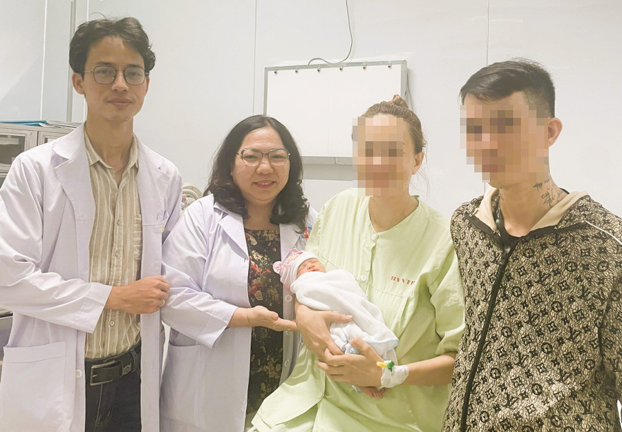 Mẹ con sản phụ được các bác sĩ Bệnh viện Nguyễn Tri Phương cứu sống bình an. (Ảnh: BVCC)