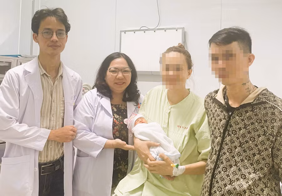 Mẹ con sản phụ được các bác sĩ Bệnh viện Nguyễn Tri Phương cứu sống bình an. (Ảnh: BVCC)