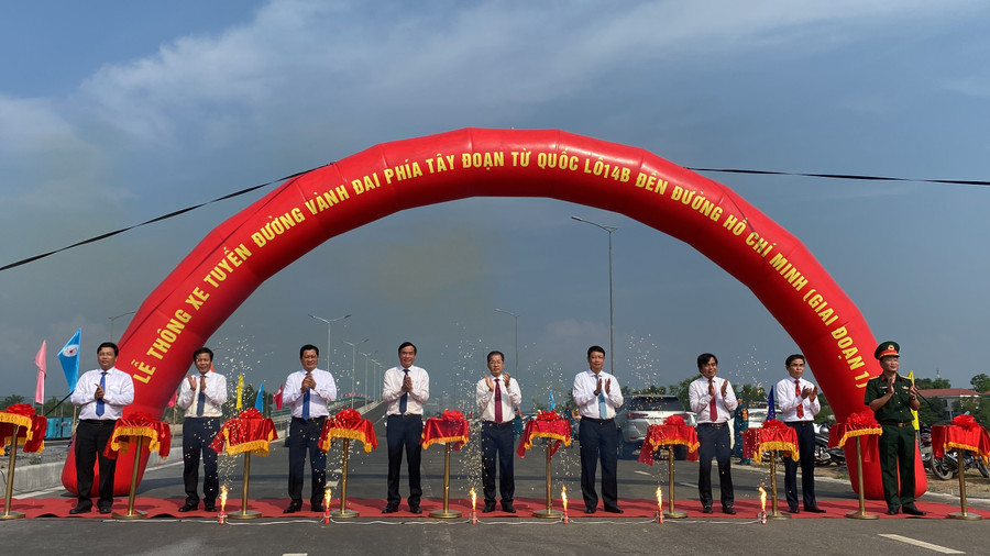 Các đại biểu thực hiện nghi thức cắt băng, thông xe tuyến đường vành đai phía Tây. Các đại biểu thực hiện nghi thức cắt băng, thông xe tuyến đường vành đai phía Tây.