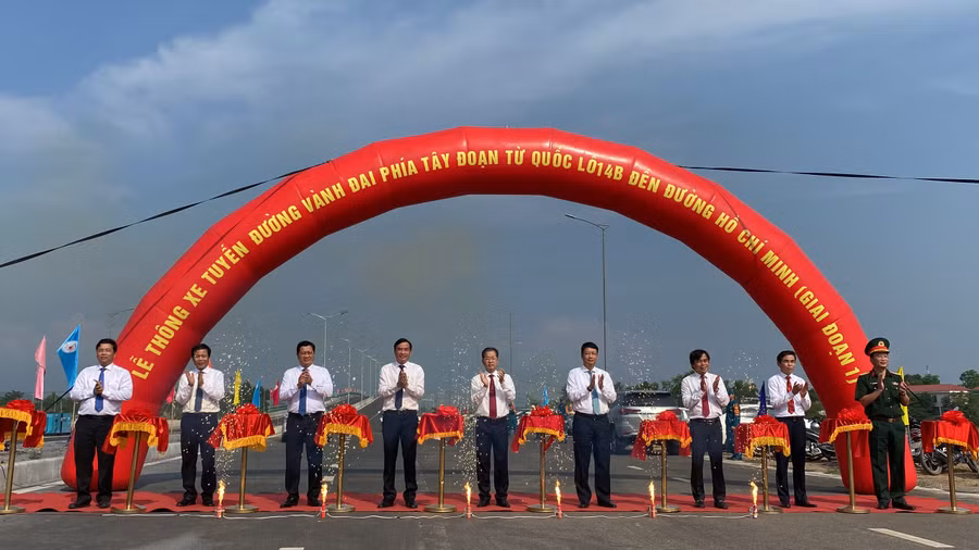 Các đại biểu thực hiện nghi thức cắt băng, thông xe tuyến đường vành đai phía Tây.