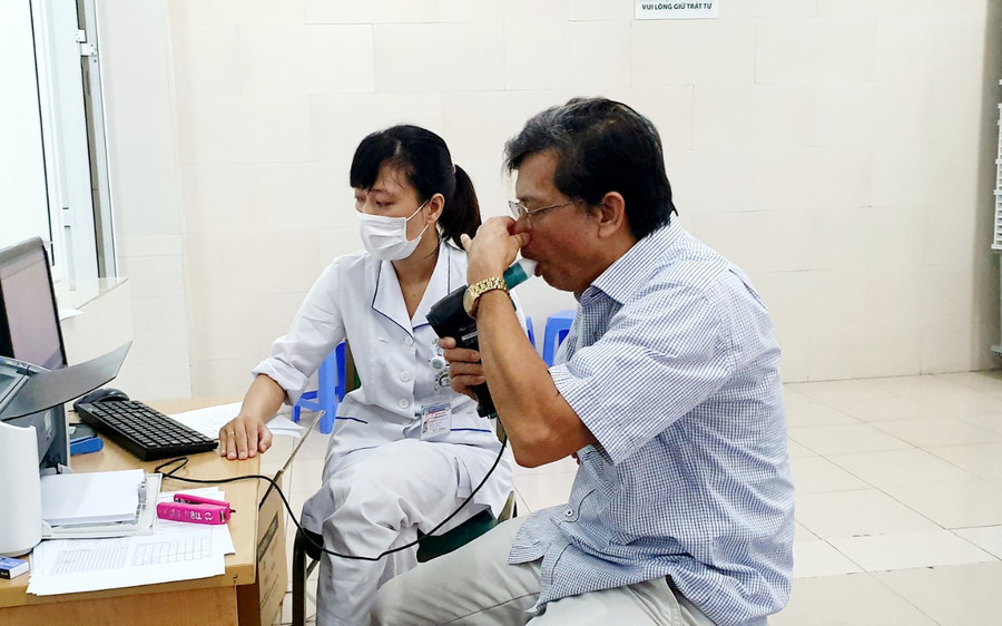 Bệnh nhân được kiểm tra tại BV Bạch Mai (Ảnh BVCC). Bệnh nhân được kiểm tra tại BV Bạch Mai (Ảnh BVCC).