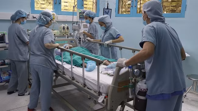 Bé trai được ghép thận thành công được chuyển đến phòng hồi sức (Ảnh: BVCC)