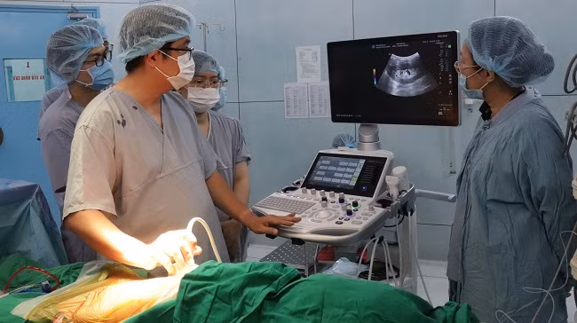 Ê kíp các bác sĩ đang thực hiện cơ ghép thận cho bệnh nhi (Ảnh: BVCC)