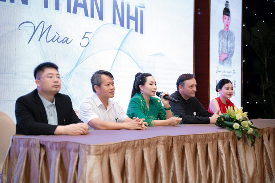 Trưởng Ban tổ chức – Nhà thiết kế Châu Loan (áo xanh) thông tin về cuộc thi. Trưởng Ban tổ chức – Nhà thiết kế Châu Loan (áo xanh) thông tin về cuộc thi.