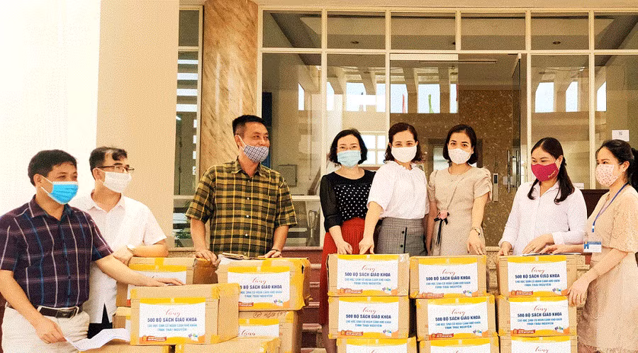 Đại diện các nhà trường tiếp nhận sách bộ mới do Nhà xuất bản Giáo dục Việt Nam trao tặng cho học sinh có hoàn cảnh khó khăn.