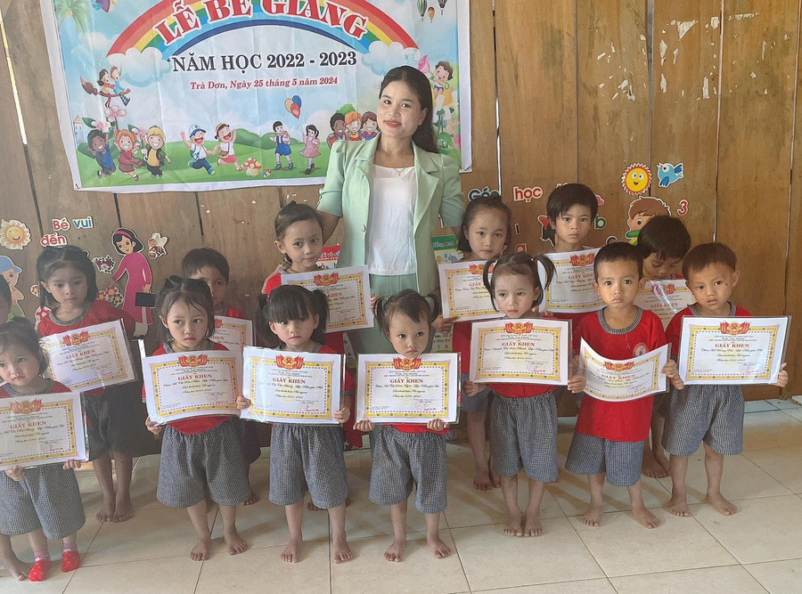 Cô giáo Nguyễn Thị Tý bên các em học sinh. Ảnh: NVCC. Cô giáo Nguyễn Thị Tý bên các em học sinh. Ảnh: NVCC.