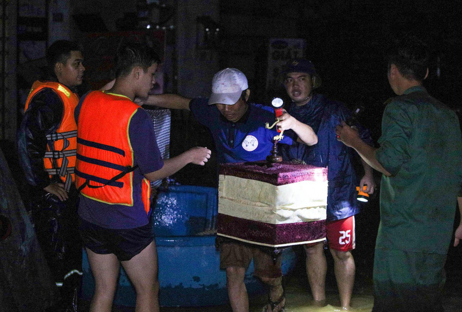 Đức cùng lực lượng quân đội, công an cứu được nhiều người bị mắc kẹt do mưa lũ.