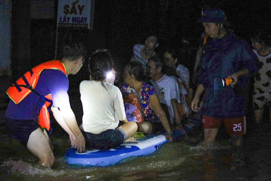 Sinh viên Nguyễn Minh Đức tham gia cứu người bị nạn trong đêm lũ 14/10.