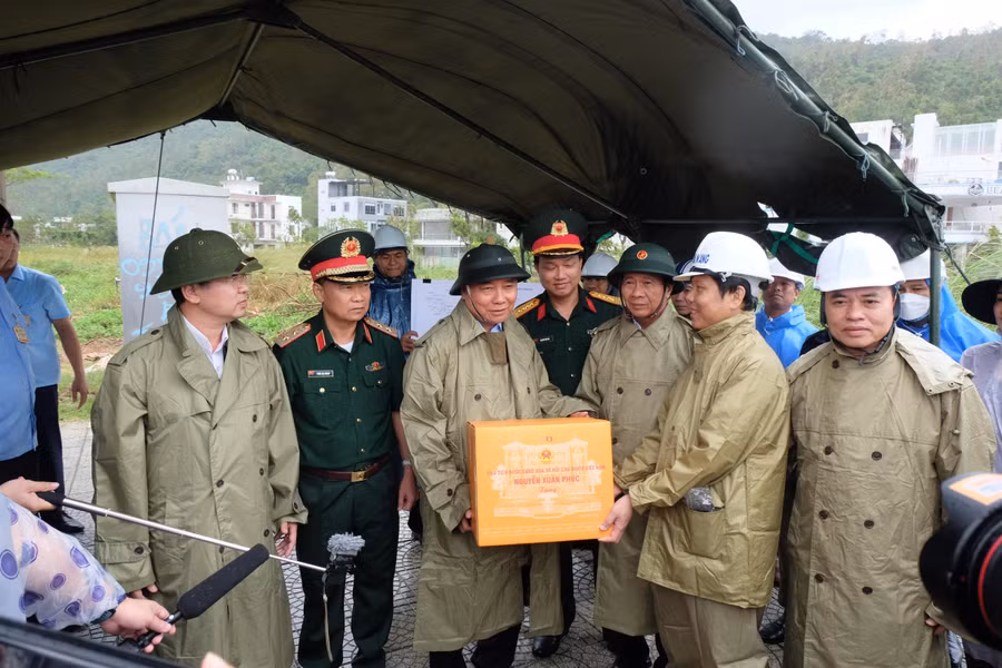 Chủ tịch nước tặng quà cho lực lượng sửa chữa đường Hoàng Sa.