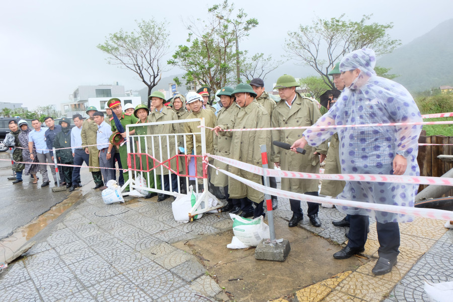 Chủ tịch nước Nguyễn Xuân Phúc kiểm tra hiện trường điểm sạt lở trên đường Hoàng Sa, TP Đà Nẵng. Chủ tịch nước Nguyễn Xuân Phúc kiểm tra hiện trường điểm sạt lở trên đường Hoàng Sa, TP Đà Nẵng.