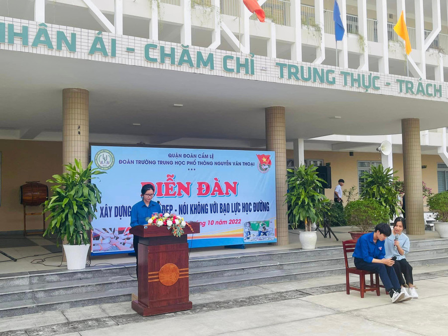 Buổi sinh hoạt tuyên truyền về phòng chống bạo lực học đường ở Trường THPT Nguyễn Văn Thoại.