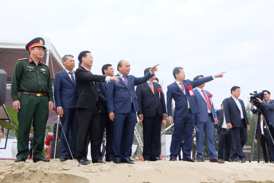 Chủ tịch nước Nguyễn Xuân Phúc và Thường trực Ban Bí thư Võ Văn Thưởng tại buổi Lễ khởi công Dự án đầu tư xây dựng Bến Cảng Liên Chiểu phần cơ sở hạ tầng dùng chung. Chủ tịch nước Nguyễn Xuân Phúc và Thường trực Ban Bí thư Võ Văn Thưởng tại buổi Lễ khởi công Dự án đầu tư xây dựng Bến Cảng Liên Chiểu phần cơ sở hạ tầng dùng chung.