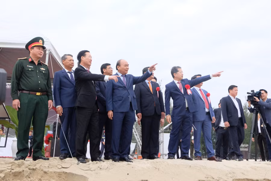 Chủ tịch nước Nguyễn Xuân Phúc và Thường trực Ban Bí thư Võ Văn Thưởng tại buổi Lễ khởi công Dự án đầu tư xây dựng Bến Cảng Liên Chiểu phần cơ sở hạ tầng dùng chung.