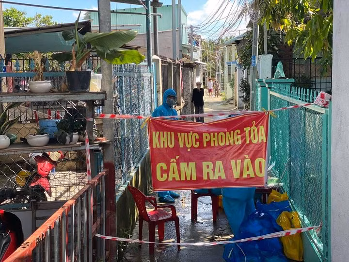 Lực lượng chức năng phong tỏa cách ly tại tổ 17, ấp 4, xã Long Hậu, H. Cần Giuộc để phòng, chống dịch Covid-19 liên quan đến ca nhiễm mới (Ảnh: Long An)