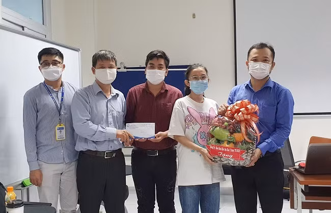 PGS. TS Đỗ Văn Dũng - Trưởng Khoa Y tế Công cộng và ThS. Trương Văn Đạt - Trưởng phòng Công tác Sinh viên tặng quà và động viên các sinh viên tình nguyện. (Ảnh: NTCC)