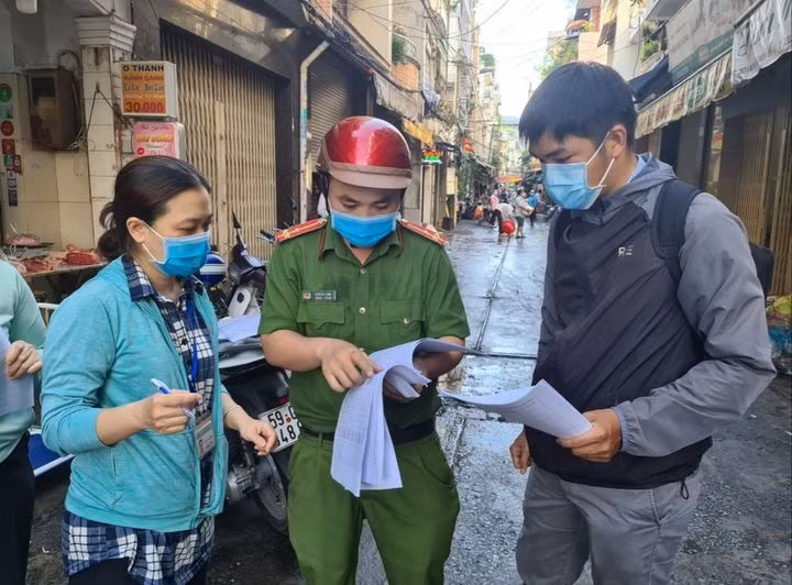 Lực lượng chức năng phong tỏa con hẻm đường Nguyễn Đình Chiểu (P.5, Q.3, TP Hồ Chí Minh) vì có ca nhiễm Covid-19. (Ảnh: HCDC).