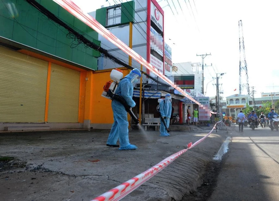 Lực lượng Y tế tỉnh Long An khoanh vùng khử khuẩn khu vực liên quan đến ca nhiễm Covid-19 mới tại TP.Tân An (Ảnh: Long An)